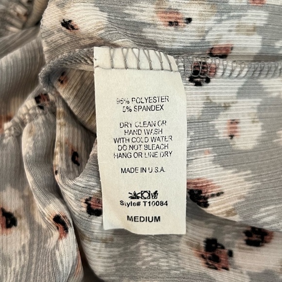 Women’s Floral Top - Medium - Flowy V-Neck Short Sleeves - EUC - Picture 6 of 8